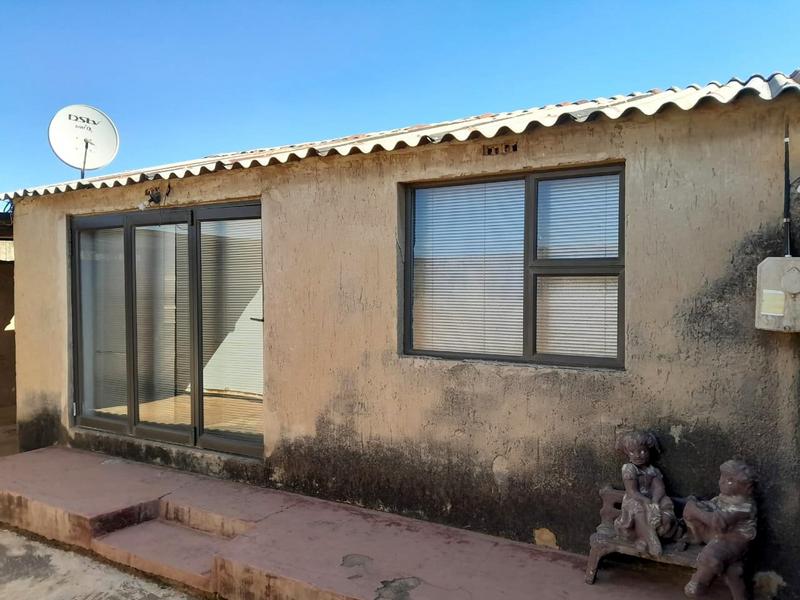 2 Bedroom Property for Sale in Zola Gauteng