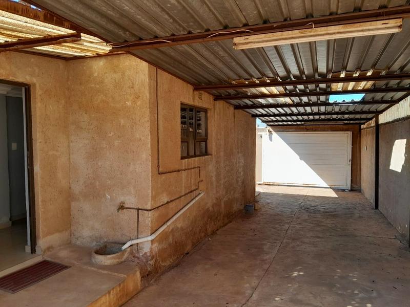 2 Bedroom Property for Sale in Zola Gauteng