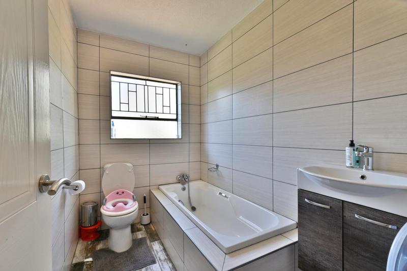4 Bedroom Property for Sale in Strubensvallei Gauteng