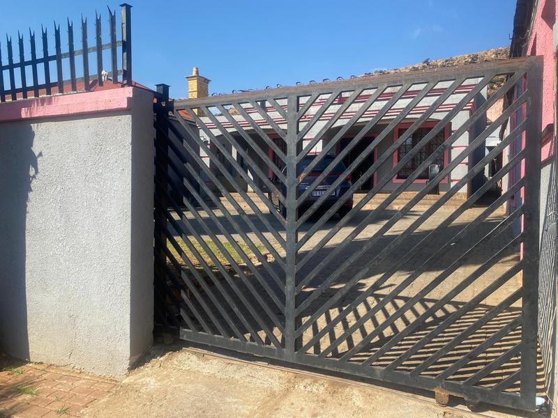 To Let 4 Bedroom Property for Rent in Bezuidenhout Valley Gauteng