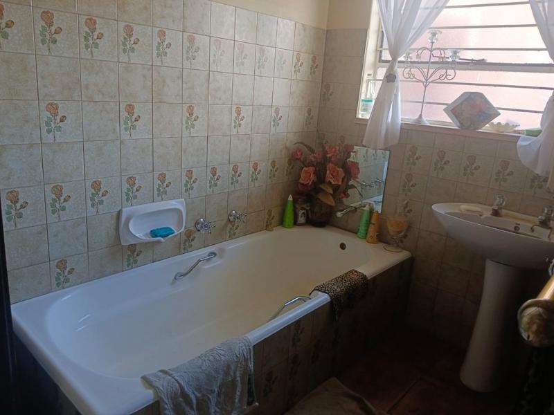 To Let 3 Bedroom Property for Rent in Greenhills Gauteng
