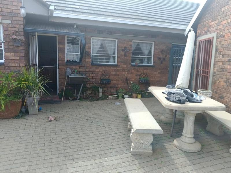 To Let 3 Bedroom Property for Rent in Greenhills Gauteng