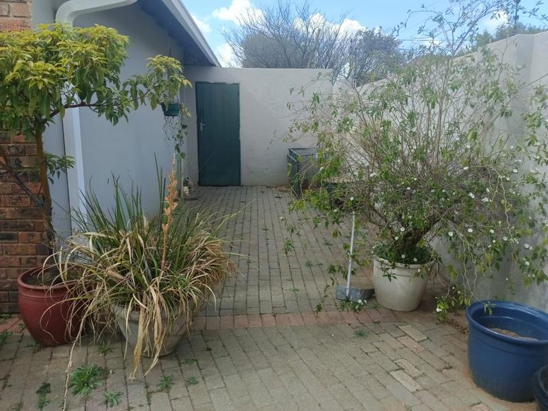 To Let 3 Bedroom Property for Rent in Greenhills Gauteng