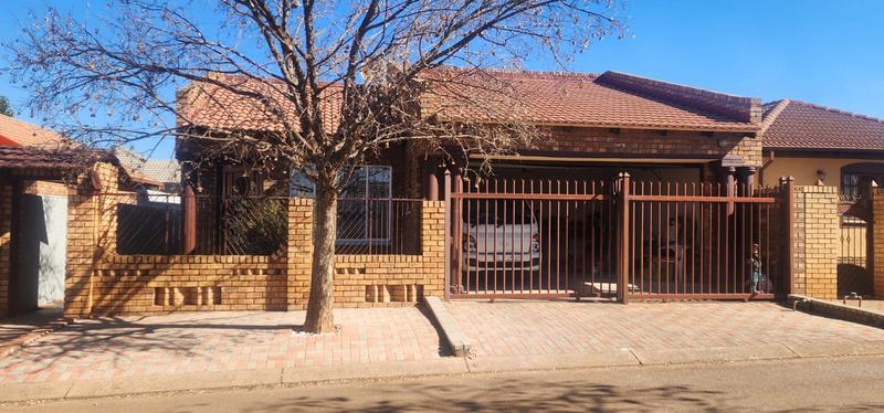 5 Bedroom Property for Sale in Danville Ext 5 Gauteng