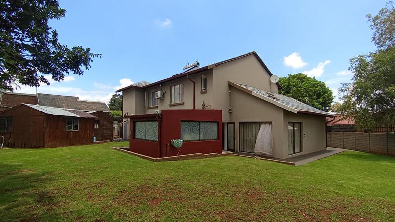5 Bedroom Property for Sale in Rooihuiskraal Gauteng