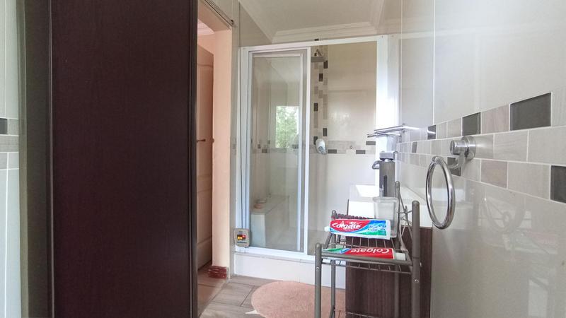 5 Bedroom Property for Sale in Rooihuiskraal Gauteng