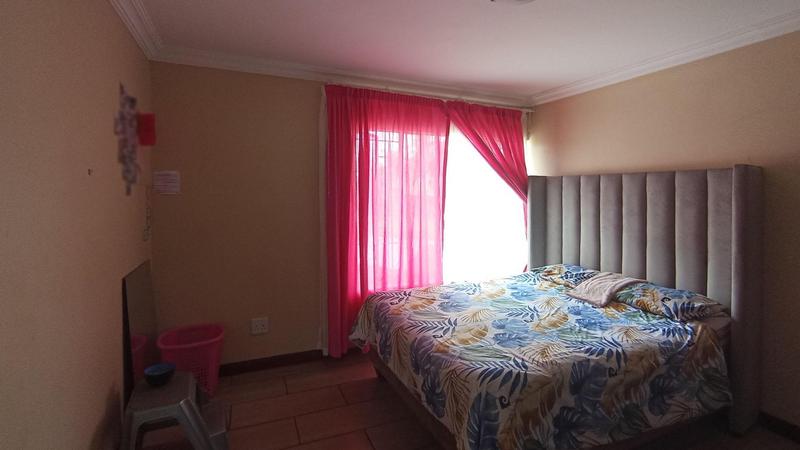 5 Bedroom Property for Sale in Rooihuiskraal Gauteng
