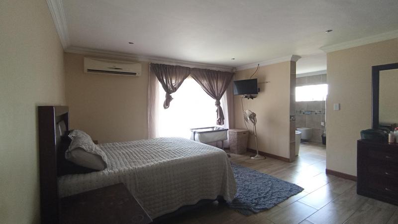 5 Bedroom Property for Sale in Rooihuiskraal Gauteng