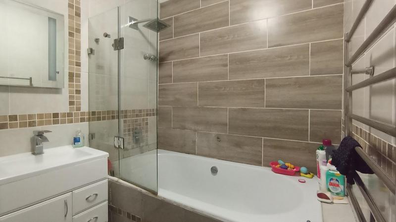 5 Bedroom Property for Sale in Rooihuiskraal Gauteng