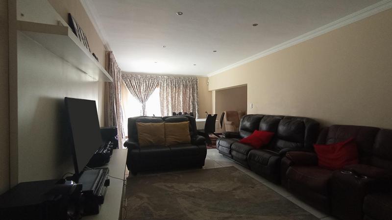 5 Bedroom Property for Sale in Rooihuiskraal Gauteng