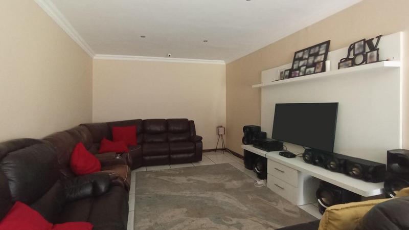 5 Bedroom Property for Sale in Rooihuiskraal Gauteng