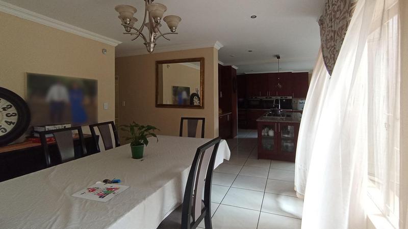 5 Bedroom Property for Sale in Rooihuiskraal Gauteng
