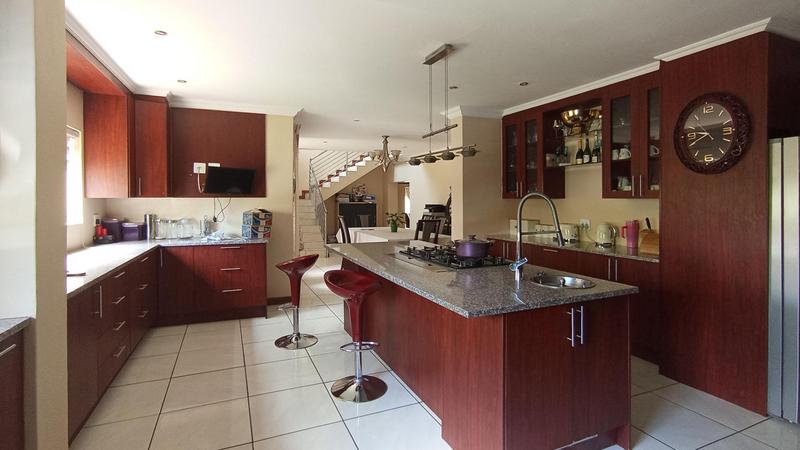 5 Bedroom Property for Sale in Rooihuiskraal Gauteng
