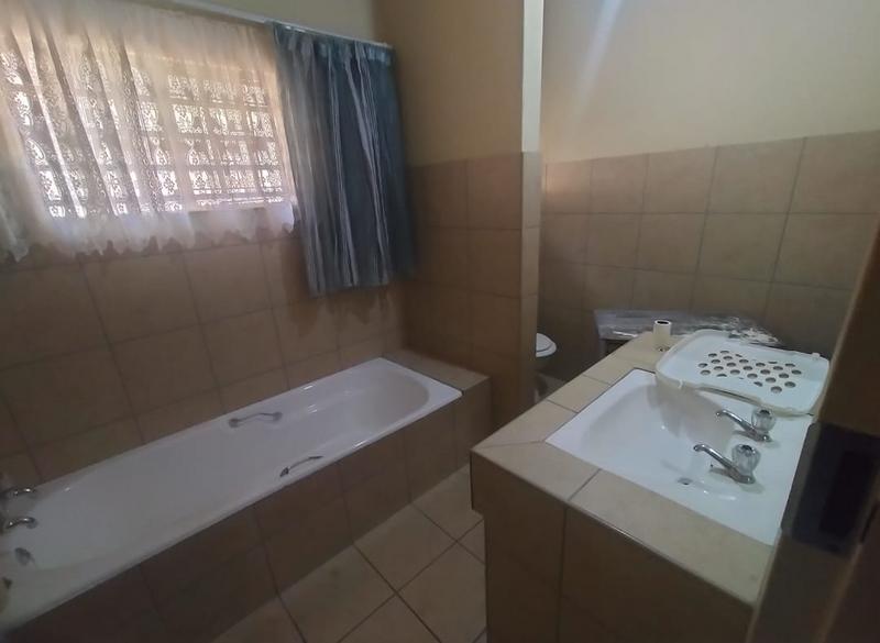 To Let 4 Bedroom Property for Rent in Florauna Gauteng