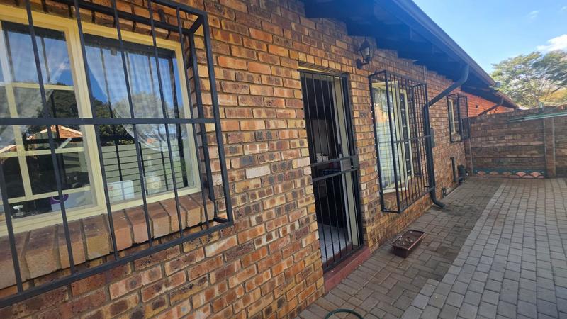 2 Bedroom Property for Sale in Rooihuiskraal North Gauteng