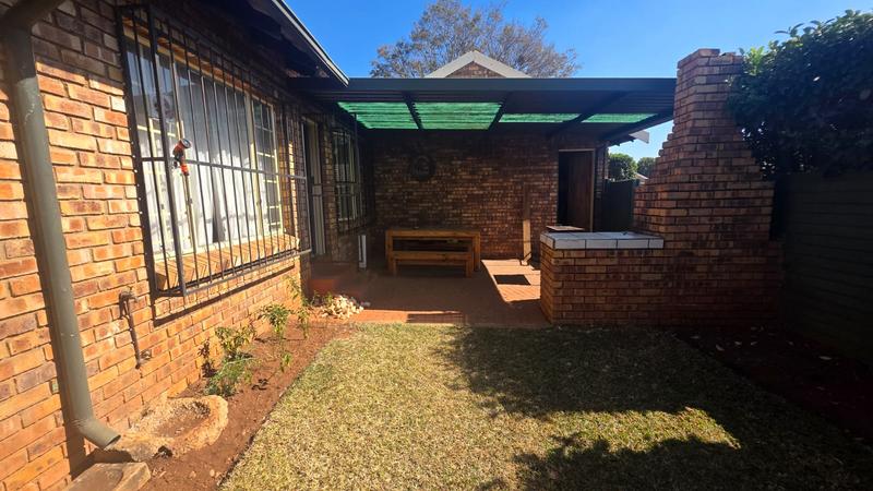 2 Bedroom Property for Sale in Rooihuiskraal North Gauteng