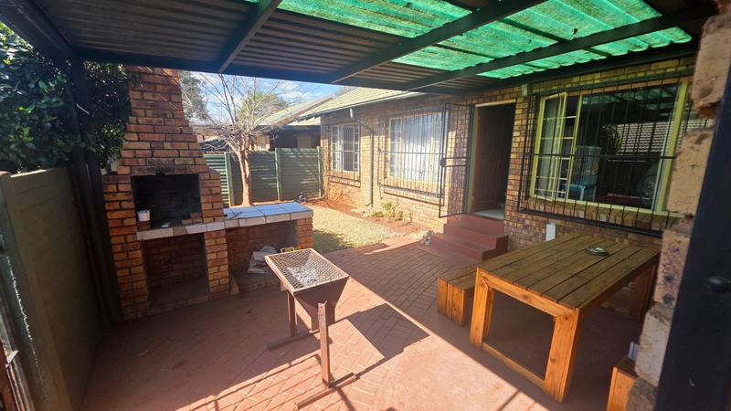 2 Bedroom Property for Sale in Rooihuiskraal North Gauteng