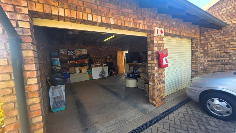 2 Bedroom Property for Sale in Rooihuiskraal North Gauteng