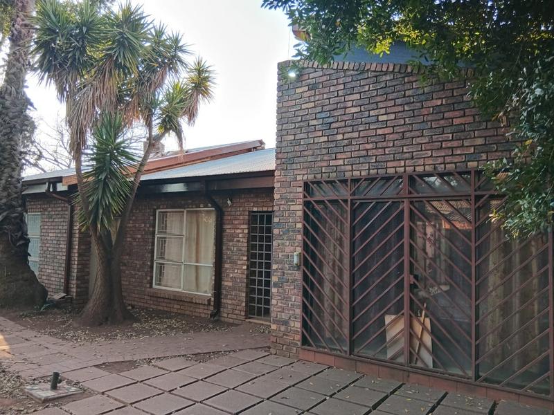 5 Bedroom Property for Sale in Rooihuiskraal Gauteng