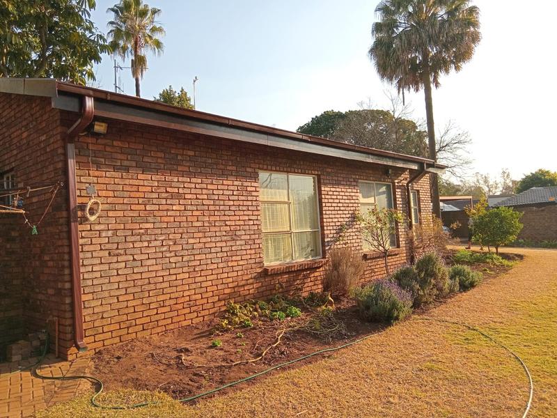 5 Bedroom Property for Sale in Rooihuiskraal Gauteng