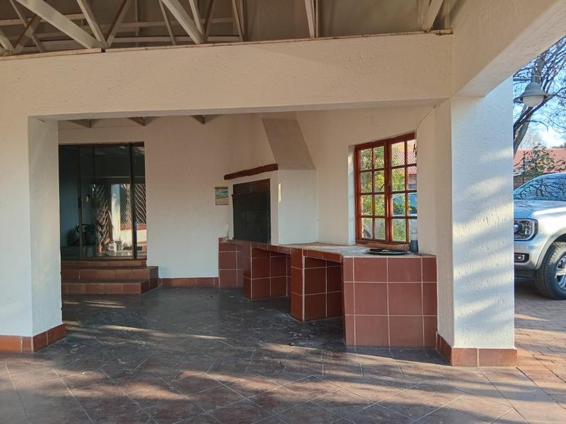 5 Bedroom Property for Sale in Rooihuiskraal Gauteng