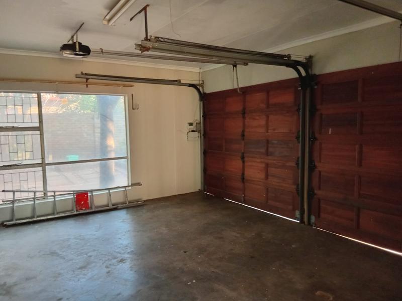 5 Bedroom Property for Sale in Rooihuiskraal Gauteng