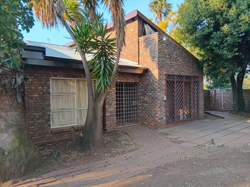 5 Bedroom Property for Sale in Rooihuiskraal Gauteng