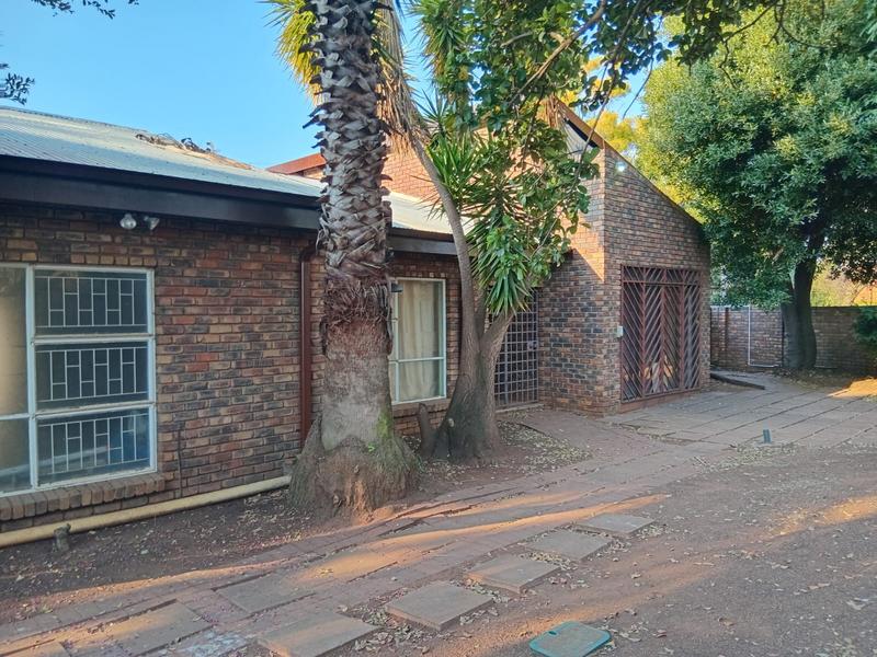 5 Bedroom Property for Sale in Rooihuiskraal Gauteng