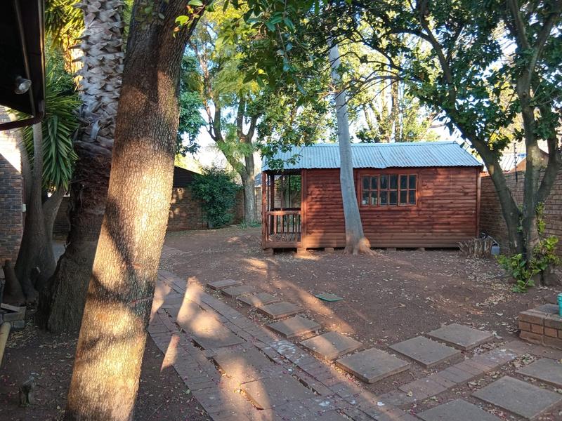 5 Bedroom Property for Sale in Rooihuiskraal Gauteng