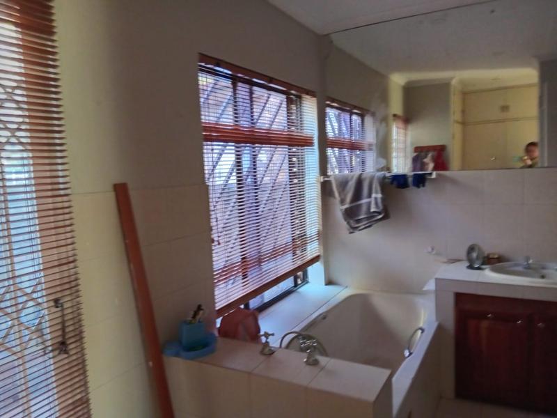 5 Bedroom Property for Sale in Rooihuiskraal Gauteng