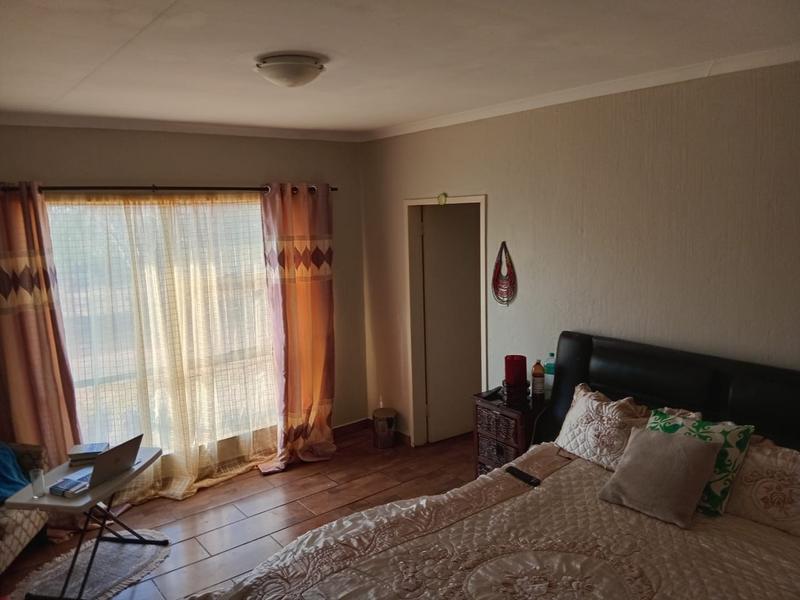 5 Bedroom Property for Sale in Rooihuiskraal Gauteng
