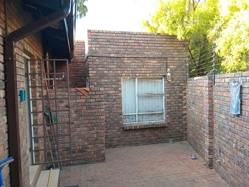 5 Bedroom Property for Sale in Rooihuiskraal Gauteng