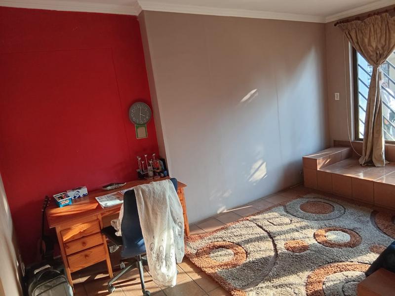5 Bedroom Property for Sale in Rooihuiskraal Gauteng