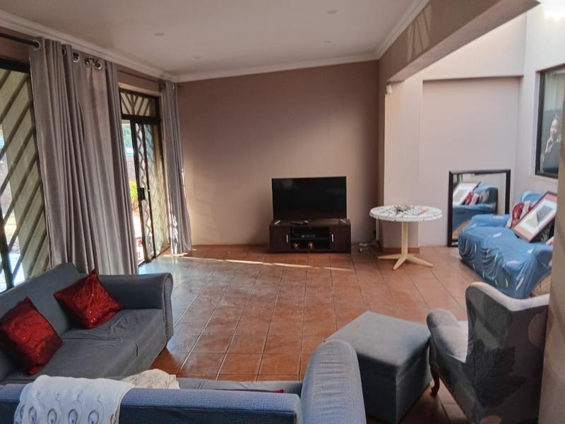5 Bedroom Property for Sale in Rooihuiskraal Gauteng
