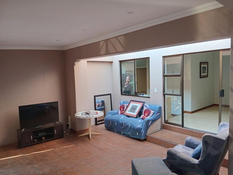 5 Bedroom Property for Sale in Rooihuiskraal Gauteng