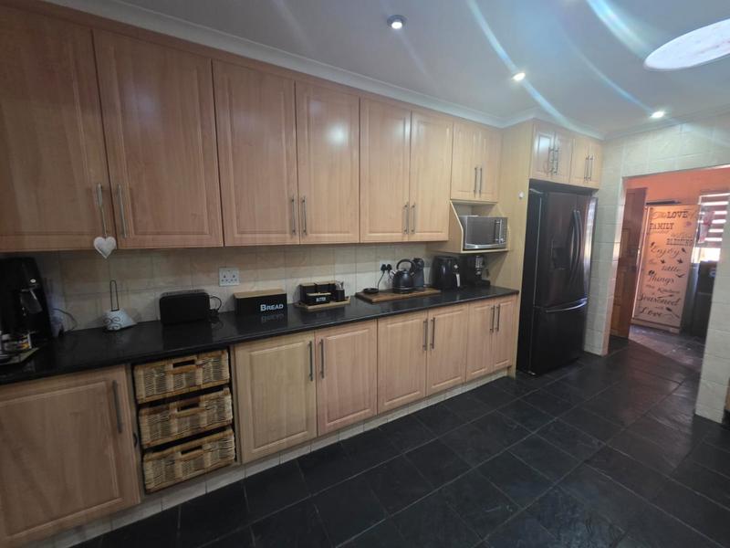5 Bedroom Property for Sale in Greenhills Gauteng