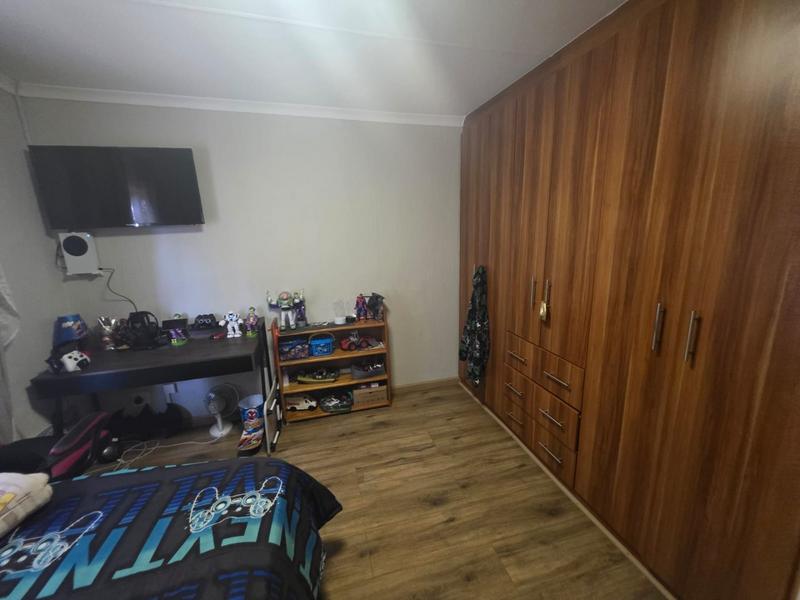 5 Bedroom Property for Sale in Greenhills Gauteng