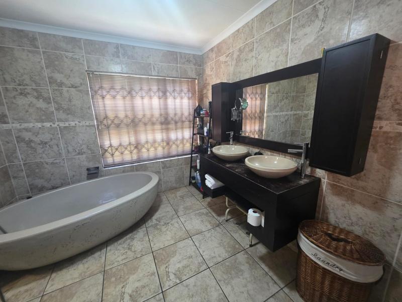 5 Bedroom Property for Sale in Greenhills Gauteng