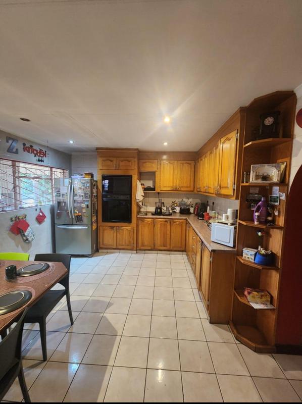 5 Bedroom Property for Sale in Erasmia Gauteng