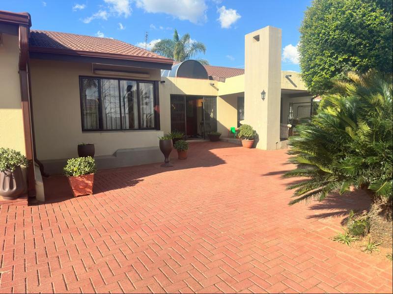 5 Bedroom Property for Sale in Claudius Gauteng