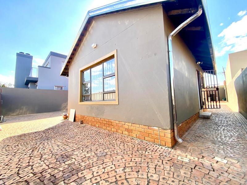 To Let 2 Bedroom Property for Rent in Protea North Gauteng
