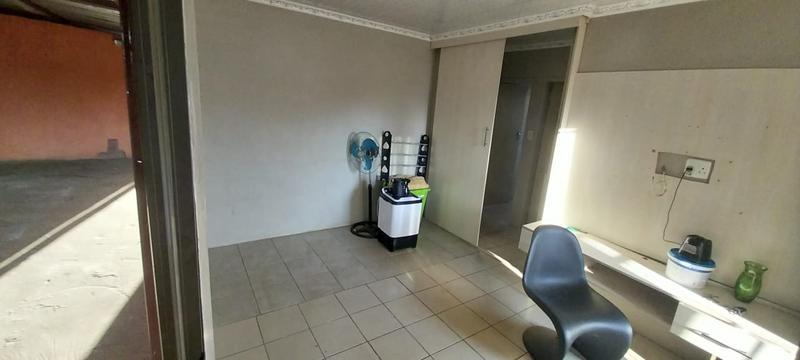 2 Bedroom Property for Sale in Clayville Gauteng