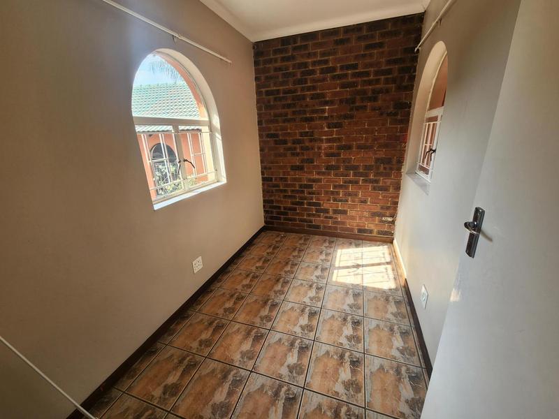 To Let 8 Bedroom Property for Rent in The Reeds Gauteng