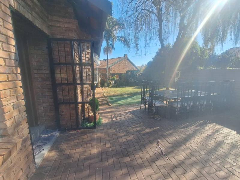 2 Bedroom Property for Sale in Rooihuiskraal North Gauteng