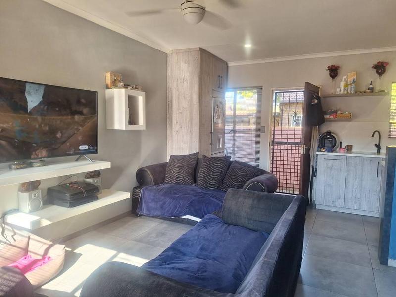 2 Bedroom Property for Sale in Rooihuiskraal North Gauteng