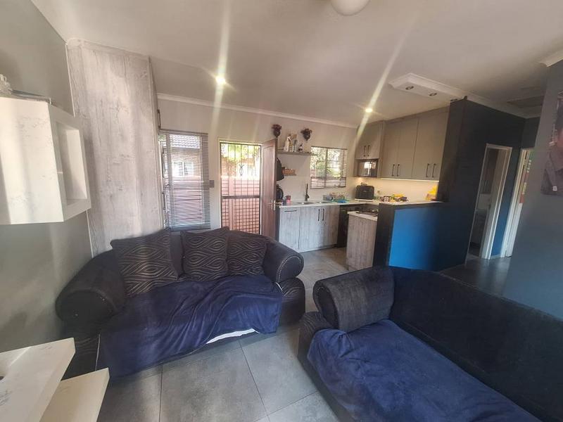 2 Bedroom Property for Sale in Rooihuiskraal North Gauteng