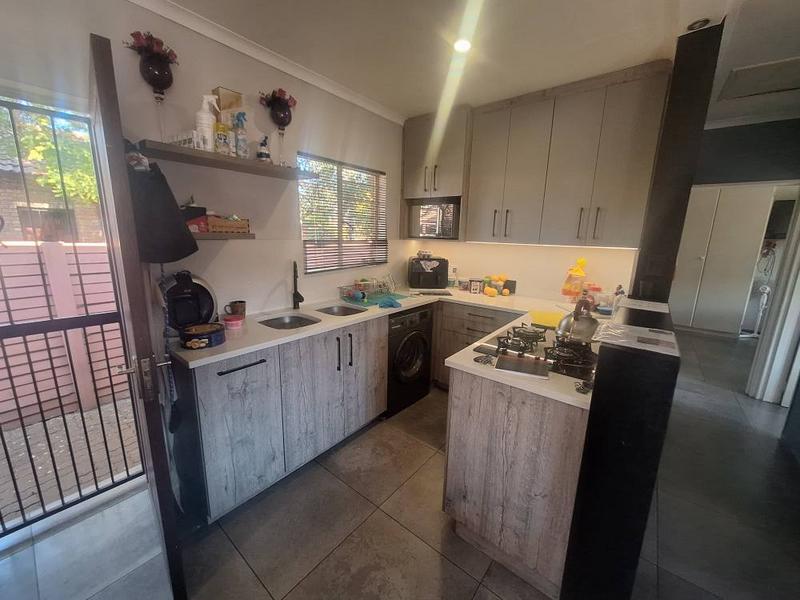 2 Bedroom Property for Sale in Rooihuiskraal North Gauteng