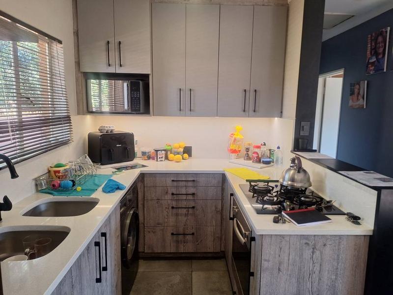 2 Bedroom Property for Sale in Rooihuiskraal North Gauteng
