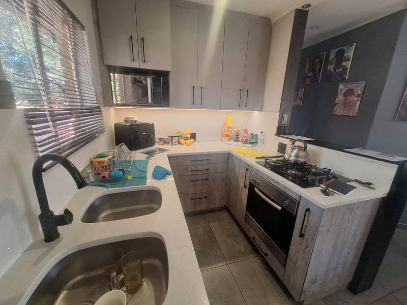 2 Bedroom Property for Sale in Rooihuiskraal North Gauteng