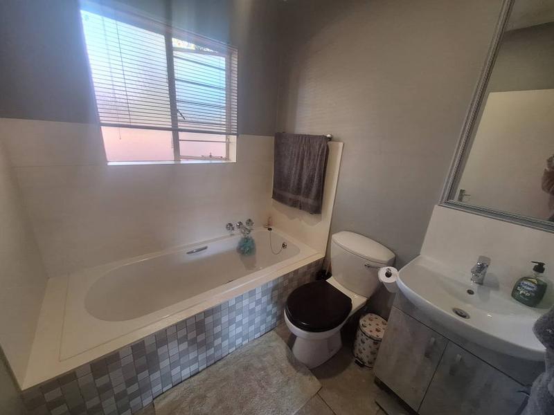 2 Bedroom Property for Sale in Rooihuiskraal North Gauteng